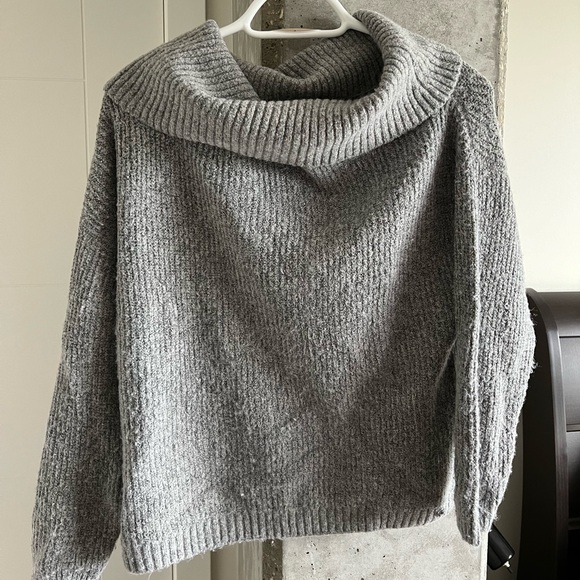 Guess off the shoulder sweater - Picture 3 of 3